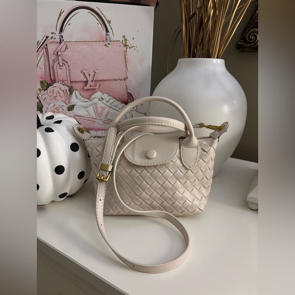 Expressions NYC crossbody ‼️PROJECT‼️Cream